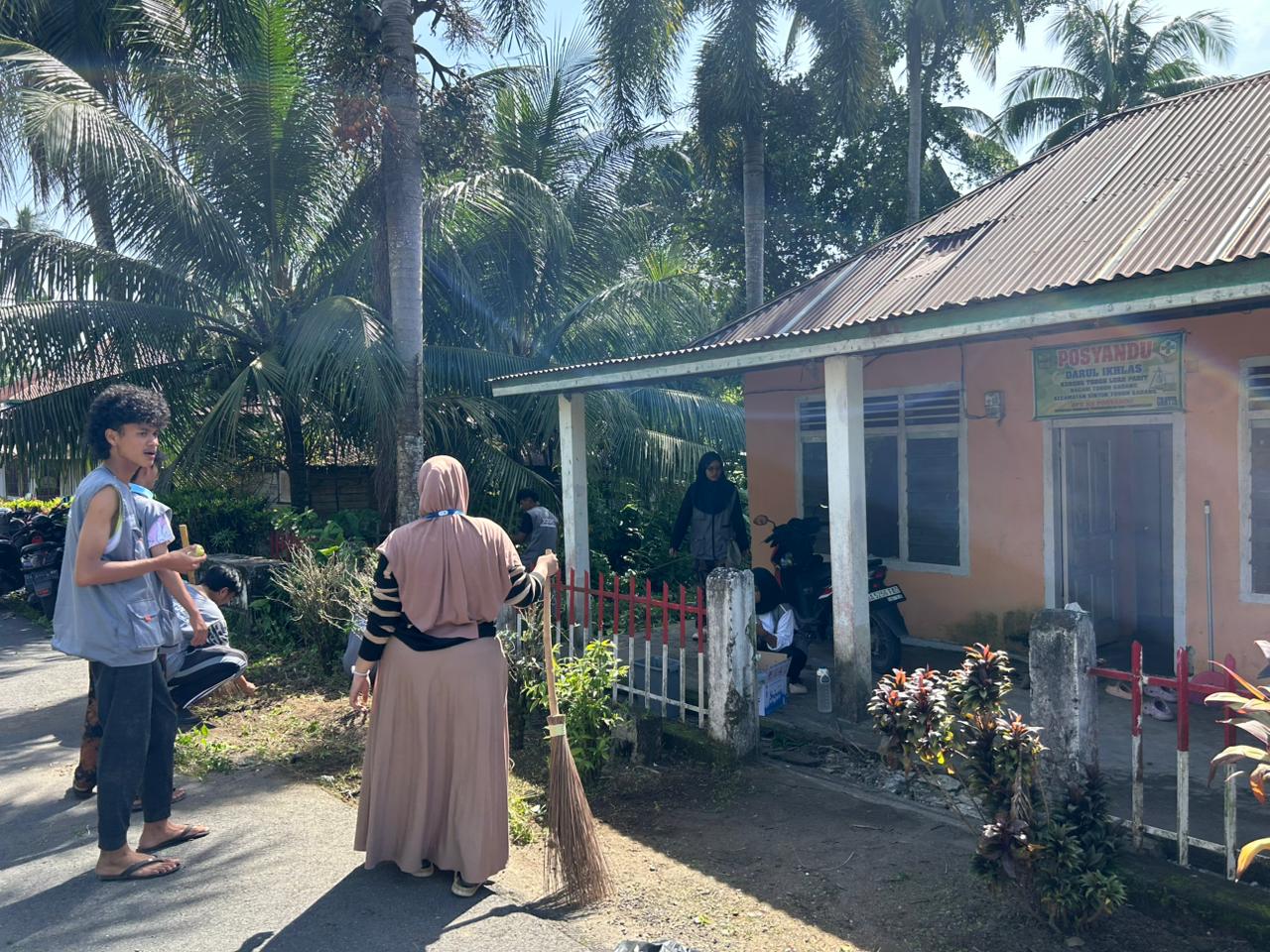 Mahasiswa KKN  Unand Gotong Royong di Posyandu Darul Ikhlas Korong Toboh Luar Parit